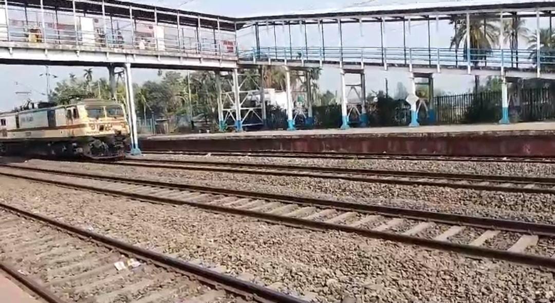 जलपाईगुड़ी के बेलाकोबा स्टेशन परिसर में रेलवे की इलेक्ट्रॉनिक लाइन में खराबी 
