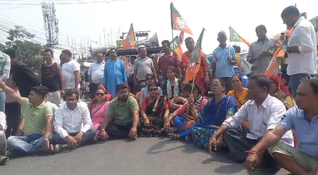 माटीगाड़ा में यूथ सभापति पर हमले के विरोध में भाजपा समर्थकों ने राष्ट्रीय राजमार्ग 31 को किया जाम, माटीगाड़ा थाने के सामने किया विरोध प्रदर्शन