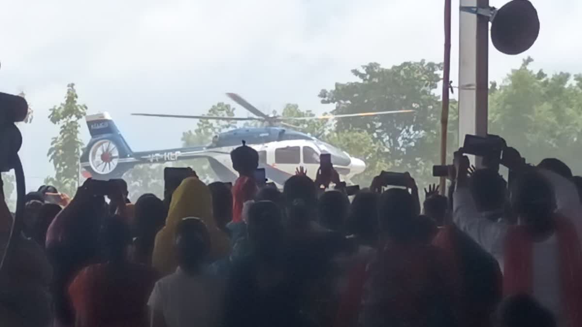 मुख्यमंत्री ममता बनर्जी दुर्गापुर में हेलीकॉप्टर में चढ़ते समय गिर गईं