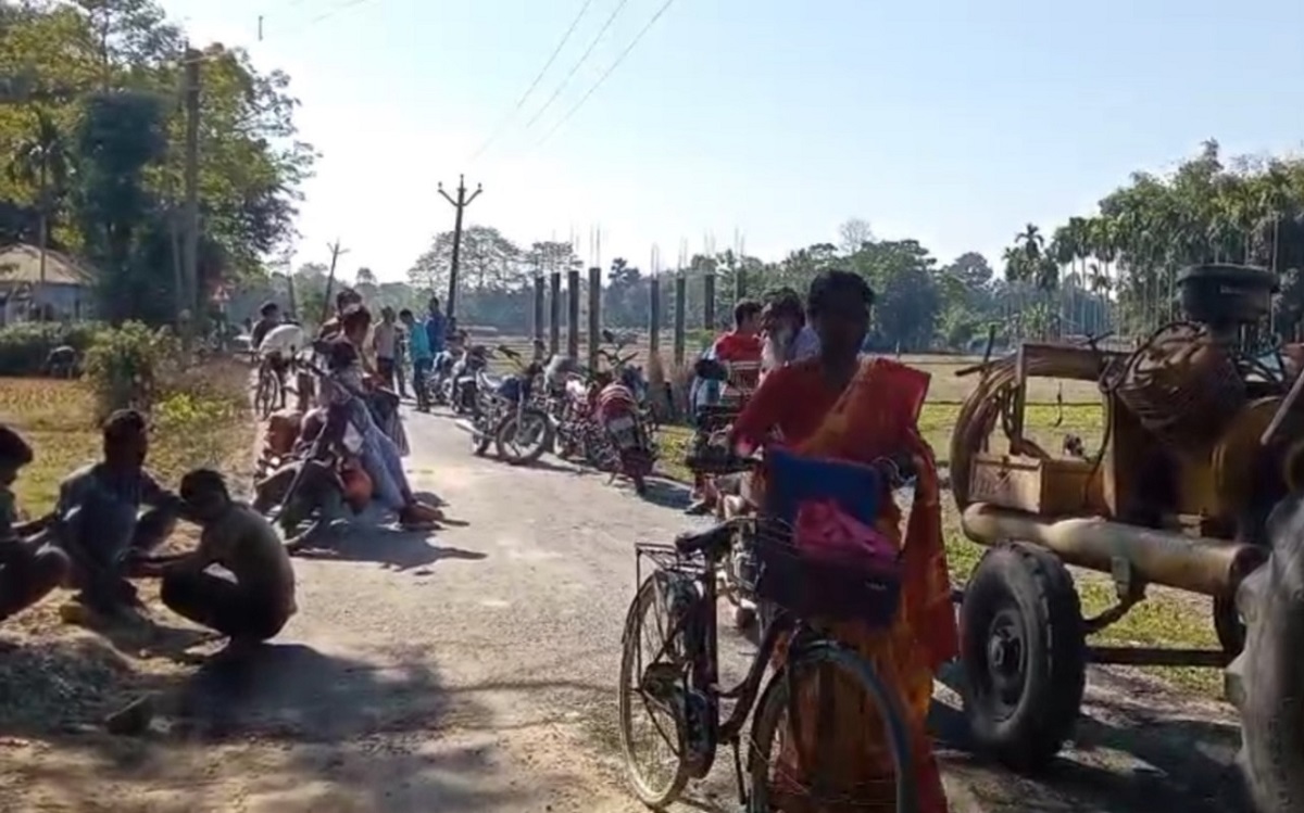 सड़क निर्माण में घटिया क्वालिटी की सामग्री के इस्तेमाल के खिलाफ ग्रामीणों का फूटा गुस्सा जलपाईगुड़ी