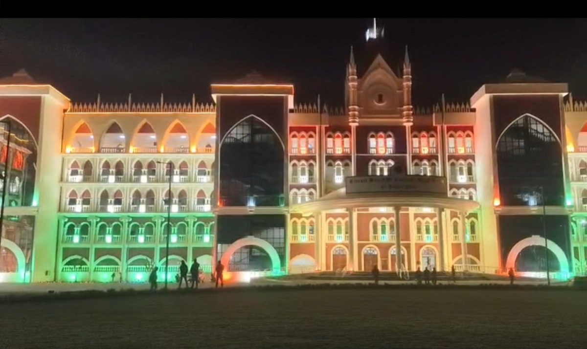 भव्य रोशनी से जगमगाया जलपाईगुड़ी: १७ जनवरी को होगा कलकत्ता हाईकोर्ट की नई सर्किट बेंच का उद्घाटन